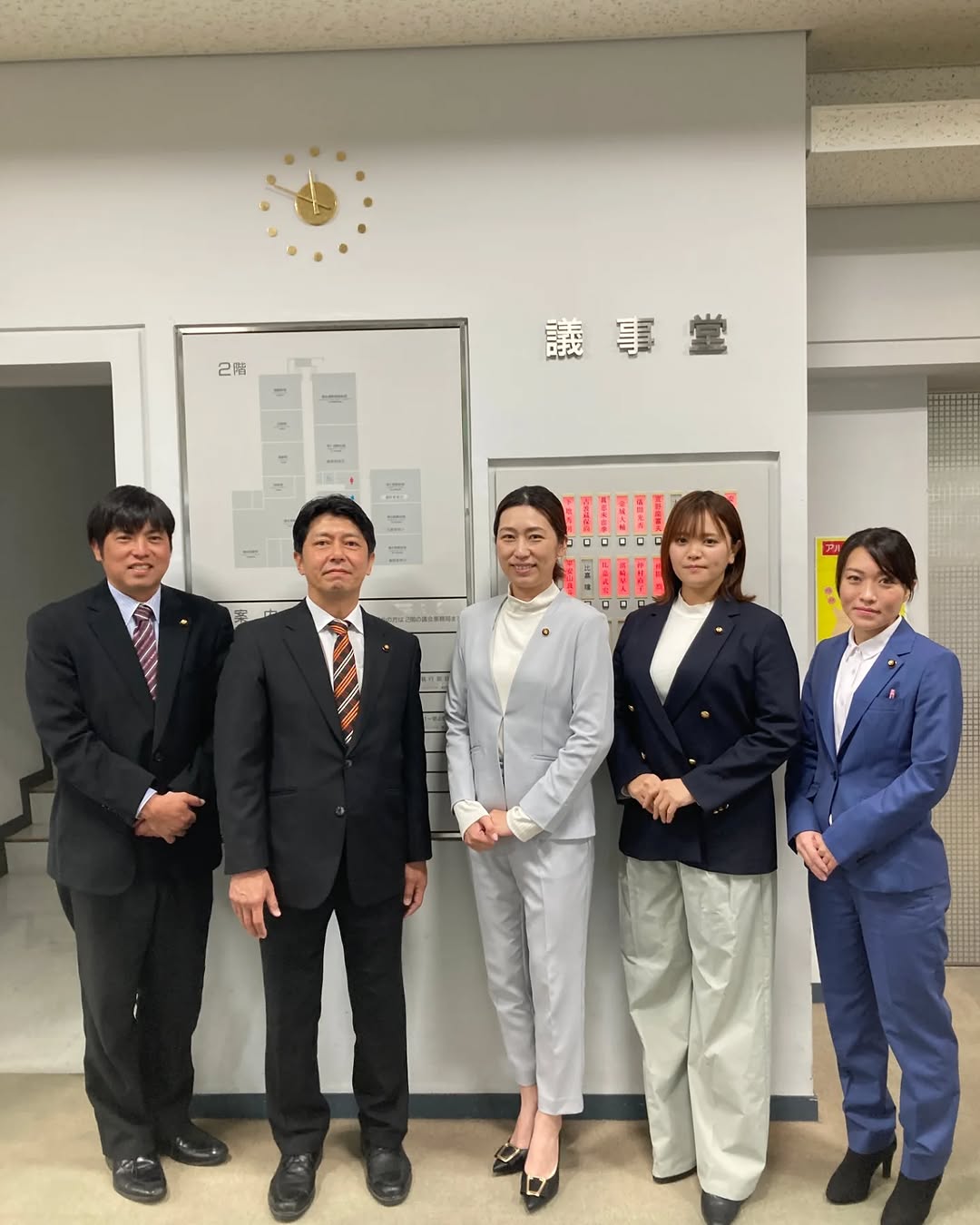 浦添市議会の議事堂前で会派の皆さんと写っている写真
