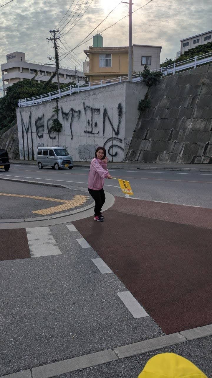 街頭で活動する又吉あいか